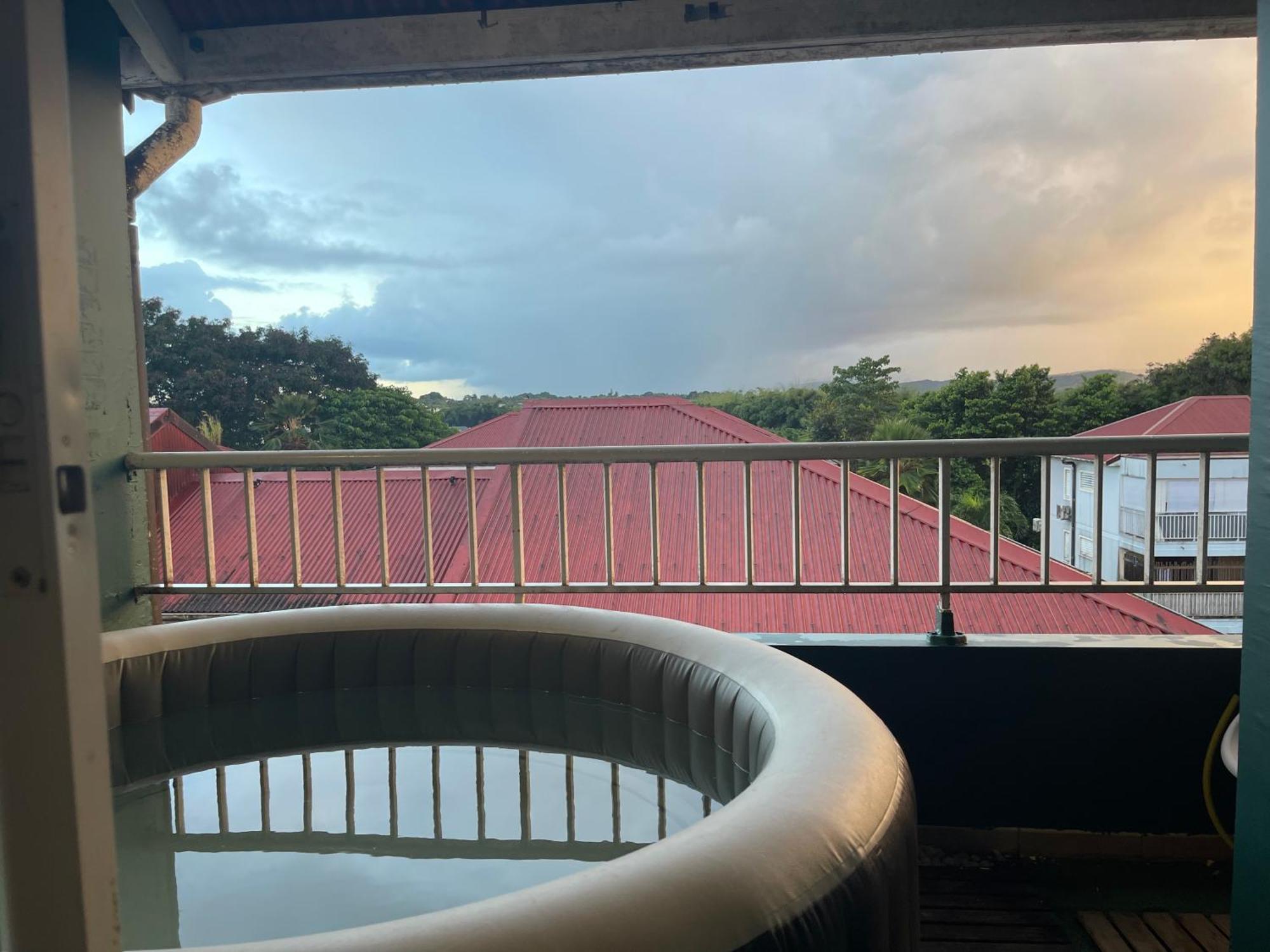 L'Appart Spa Privé, jacuzzi et sauna, accès exclusif Sainte-Rose Esterno foto