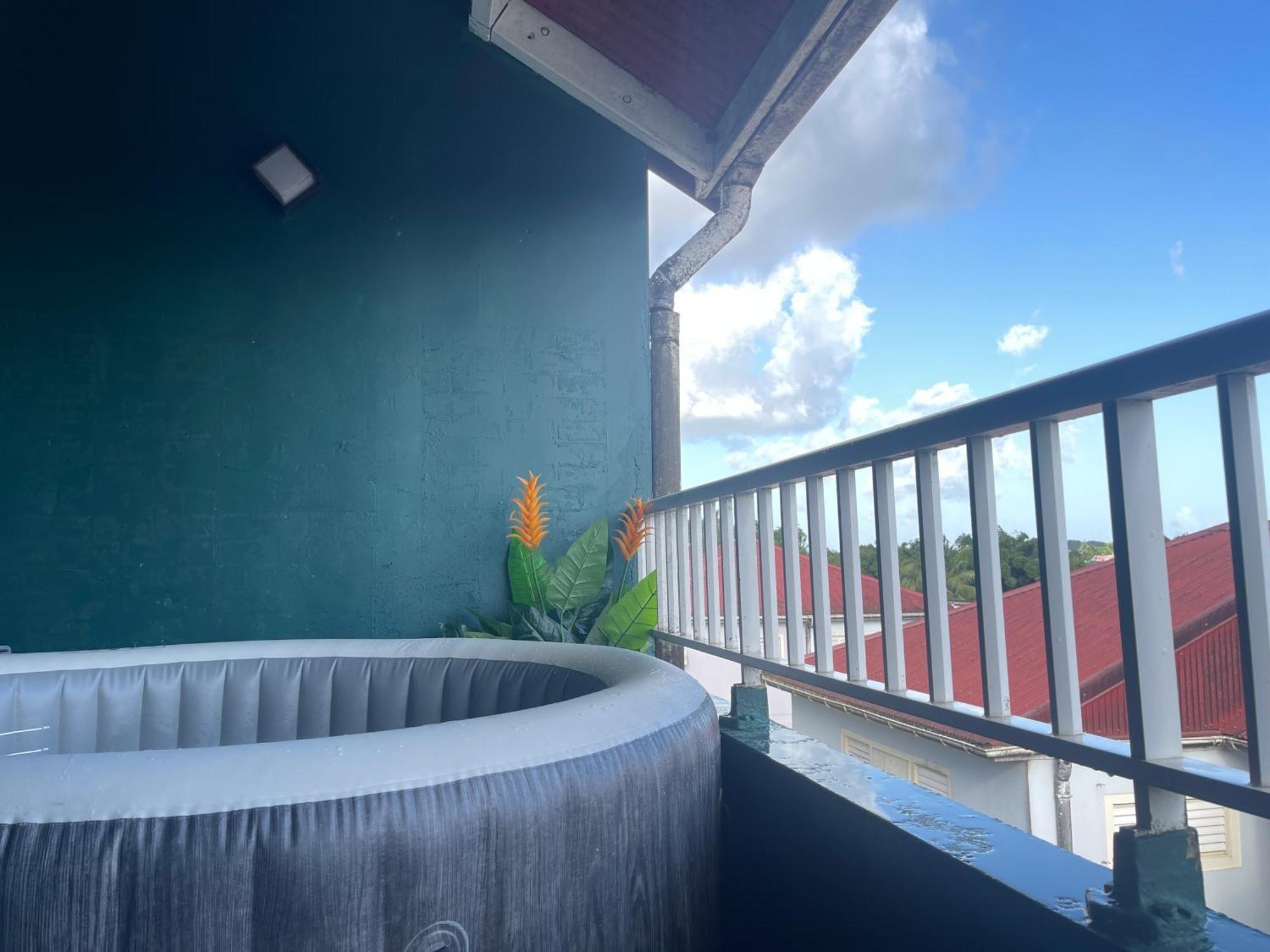 L'Appart Spa Privé, jacuzzi et sauna, accès exclusif Sainte-Rose Esterno foto