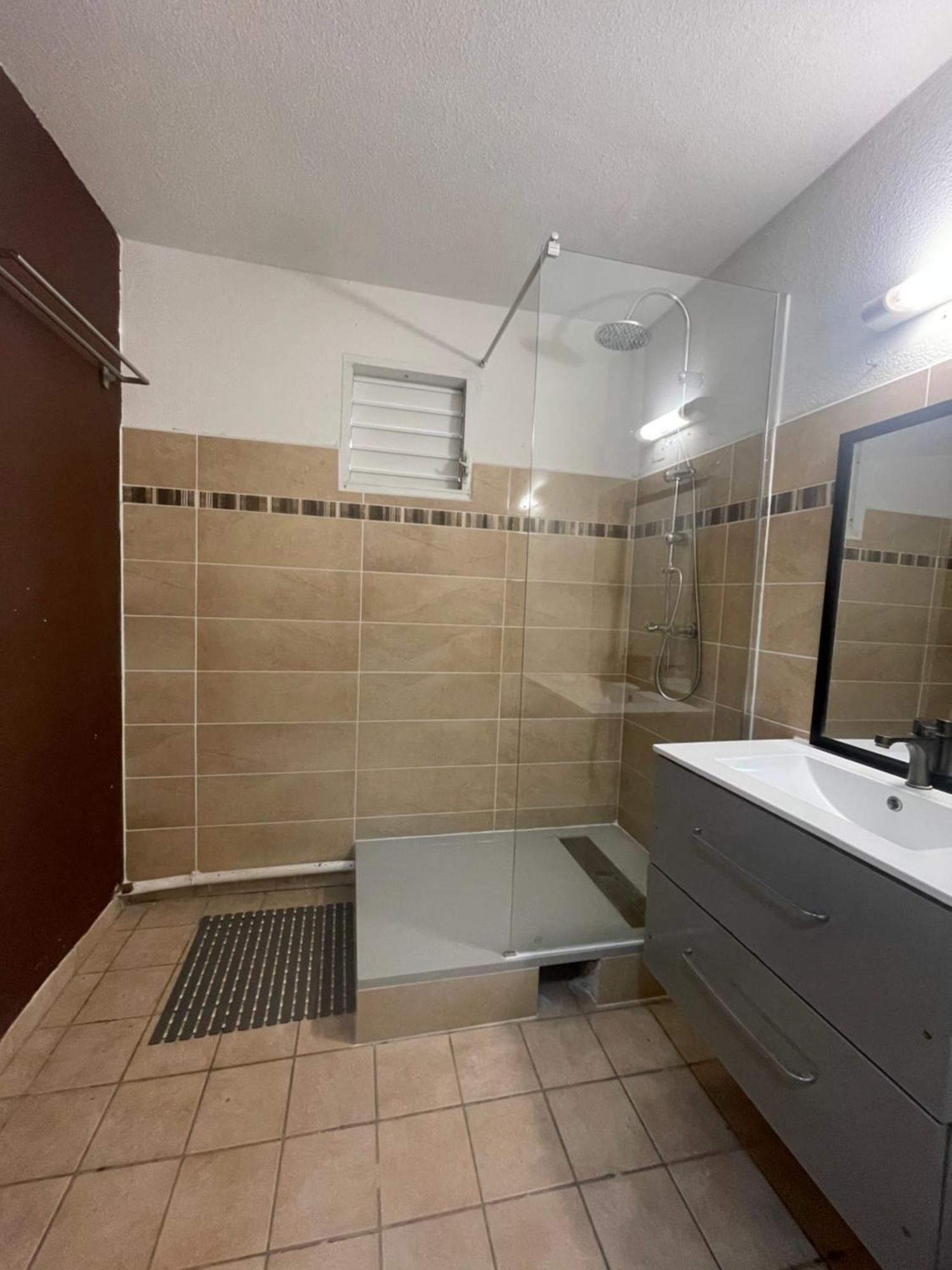 L'Appart Spa Privé, jacuzzi et sauna, accès exclusif Sainte-Rose Esterno foto
